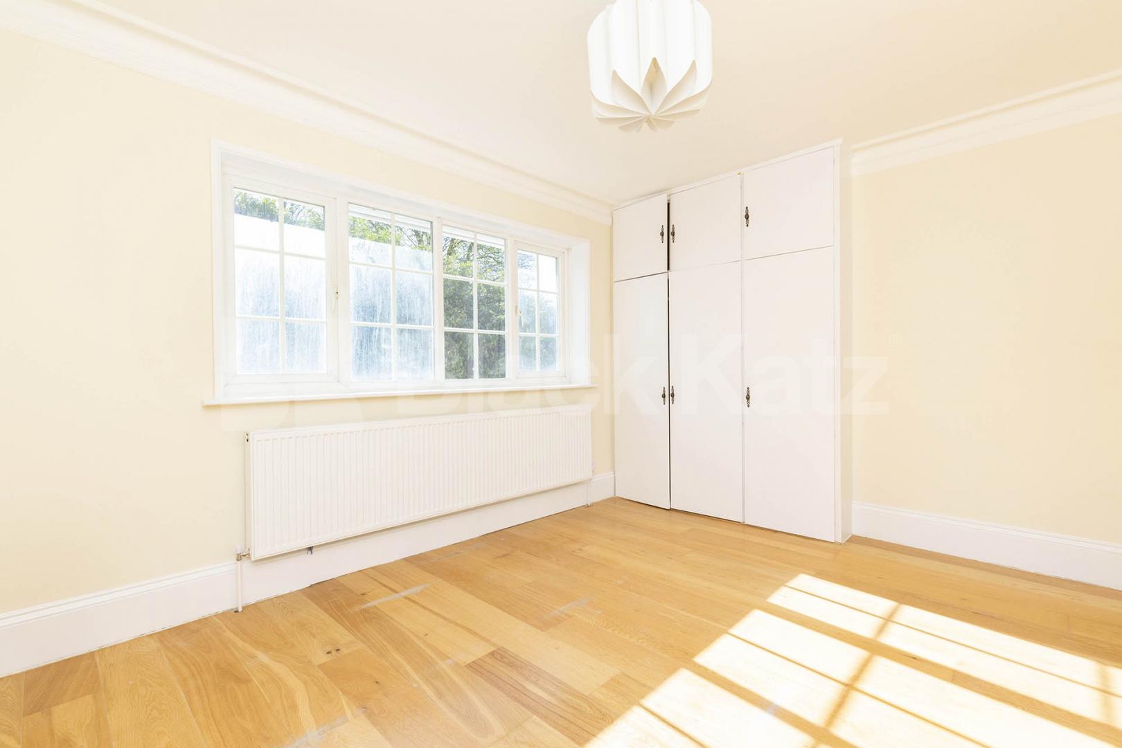 Very spacious six bed two reception rooms house with garden mins to tube Holden Road, North Finchley